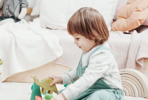 牛年女?huà)雰簩殞氉蠲赖拿执笕? /></a>牛年女?huà)雰簩殞氉蠲赖拿执笕航o牛年的女?huà)雰浩鹈郑枰耘缘男睦砗托蜗?,?lái)構(gòu)思名字。父母?jìng)兌枷M约旱暮⒆由蠲篮?、幸福美滿(mǎn),所以,在給女兒起名字的時(shí)候,都是把自己的想法,賦予在名字之中,要用最美...</div>
<span id="ctl00_ContentPlaceHolder1_subjectList_dgNews_ctl03_Label1" style="color:Green;font-size:10pt;">2020/10/10 17:14:02</span>
<div style="height:5px; font-size:5px"> </div>
<hr width="99%" style="text-align:center; border-style:dotted; border-width:0px; height:1px;" />
<div style="height:5px; font-size:5px"> </div>
</div>
</td>
</tr><tr style="border-width:0px;">
<td valign="top">
<div style="padding-left:3px; padding-right:3px;line-height:180%">
<h3 style="padding:0px;margin:0px;display:inline;"><a id="ctl00_ContentPlaceHolder1_subjectList_dgNews_ctl04_HyperLink1" class="headline" href="/subject/niu/s.aspx?newsid=12349" target="_blank">2021牛年10月/十月生寶寶起名名字大全</a></h3>
<span style="color:Red;font-size:8pt;"></span>
<br />
<div style="padding-top:1px; width:95%; padding-left:8px; line-height:180%;color:#2f2f2f;font-size:14px;" ><a href=